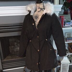 Elegant Black Fur-Trimmed Puffer Jacket